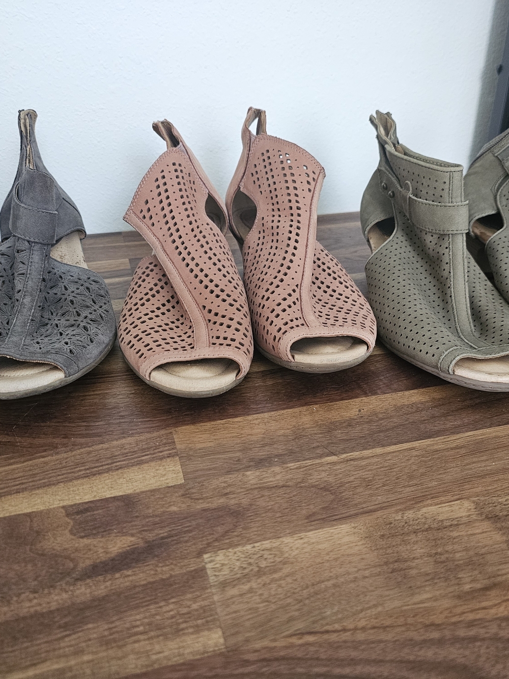 Women's Open-Toe Earth Brand Shoeties